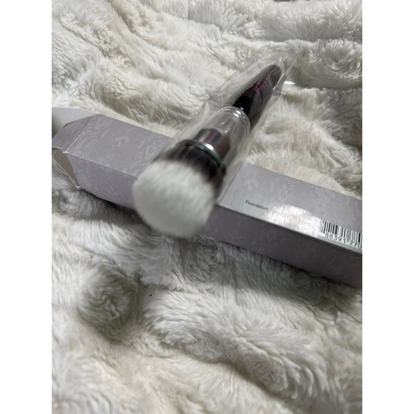 Mally Women's Foundation Brush - Picture 3 of 3